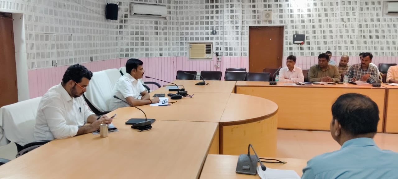 बिजली विभाग की बैठक लेते डीएम बिजली विभाग की बैठक लेते डीएम