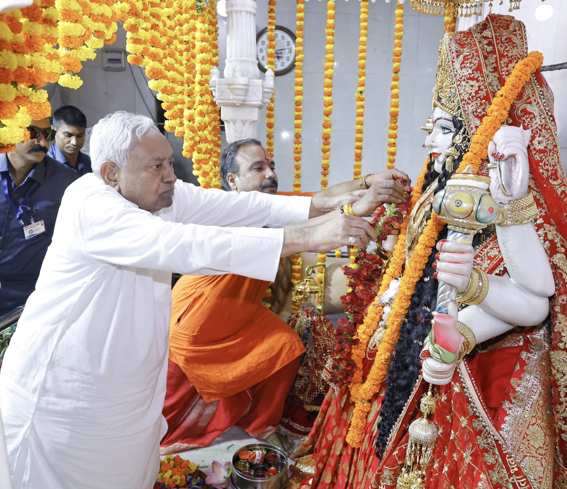 माता रानी की पूजा-अर्चना करते मुख्यमंत्री नीतीश माता रानी की पूजा-अर्चना करते मुख्यमंत्री नीतीश