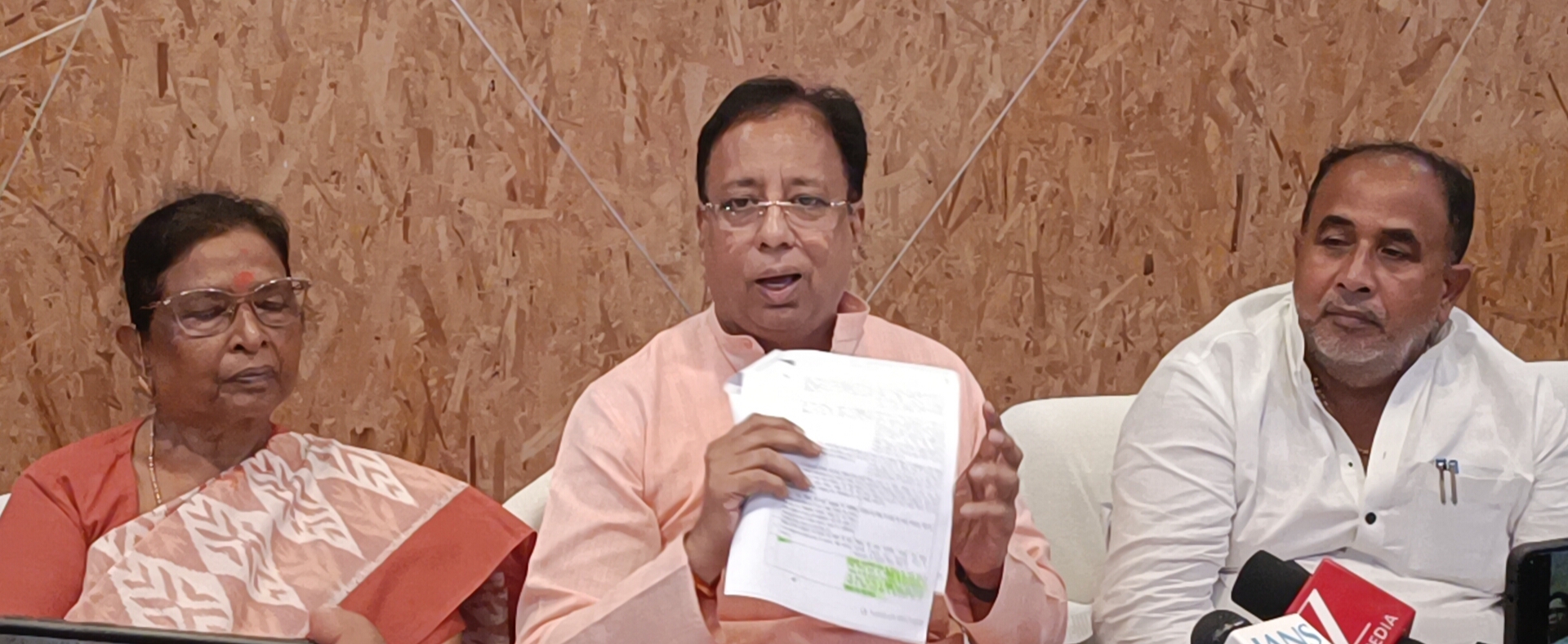 सांसद डॉ संजय जायसवाल ने प्रेस कॉन्फ्रेंस में कहा कि हमारे ऊपर ग़लत तरीके से आरोप लगाया जा रहा है जबकि मेरे नाम से पेट्रोल पंप है ही नहीं, बाकी आरोप भी बेबुनियाद। सांसद डॉ संजय जायसवाल ने प्रेस कॉन्फ्रेंस में कहा कि हमारे ऊपर ग़लत तरीके से आरोप लगाया जा रहा है जबकि मेरे नाम से पेट्रोल पंप है ही नहीं, बाकी आरोप भी बेबुनियाद।