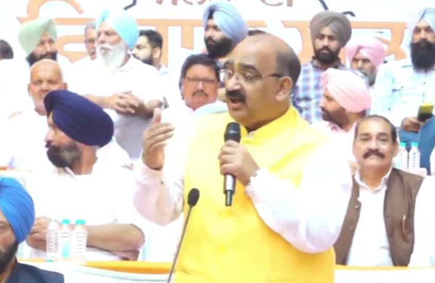 पंजाब भाजपा के कार्यकारी प्रधान अश्वनी शर्मा माॅक विधानसभा काे संबाेधित करते हुए