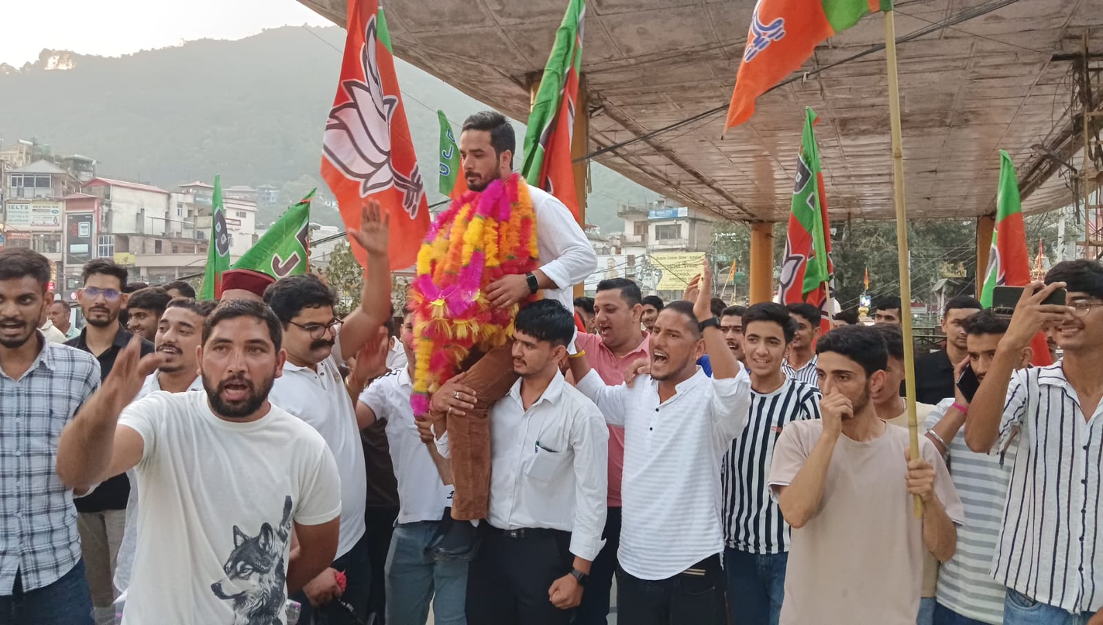सेरी मंच पर स्वागत करते हुए युवा। सेरी मंच पर स्वागत करते हुए युवा।