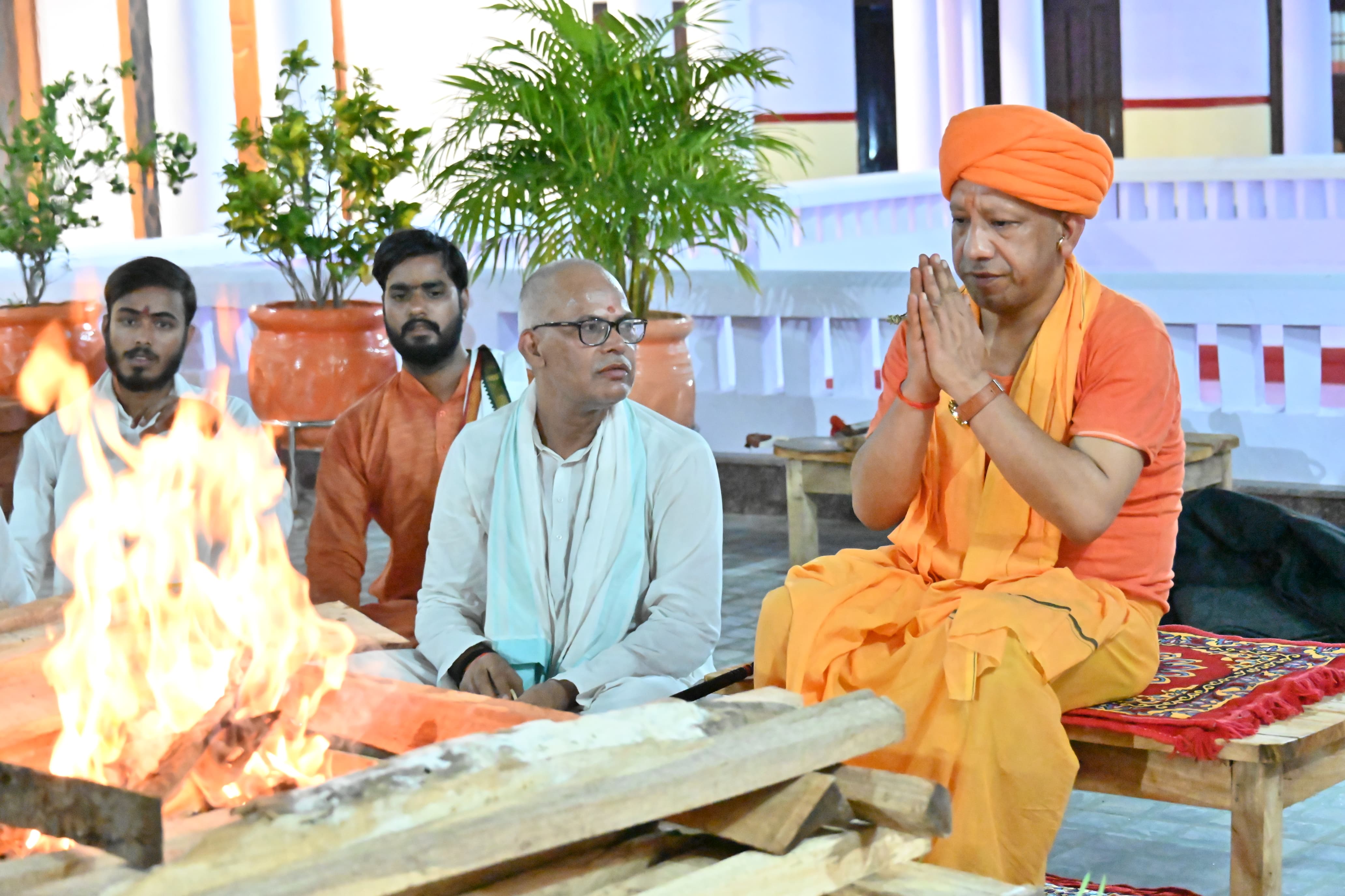 गोरखनाथ मंदिर के शक्तिपीठ में हवन के साथ पूर्ण हुआ नवरात्र अष्टमी का अनुष्ठान*