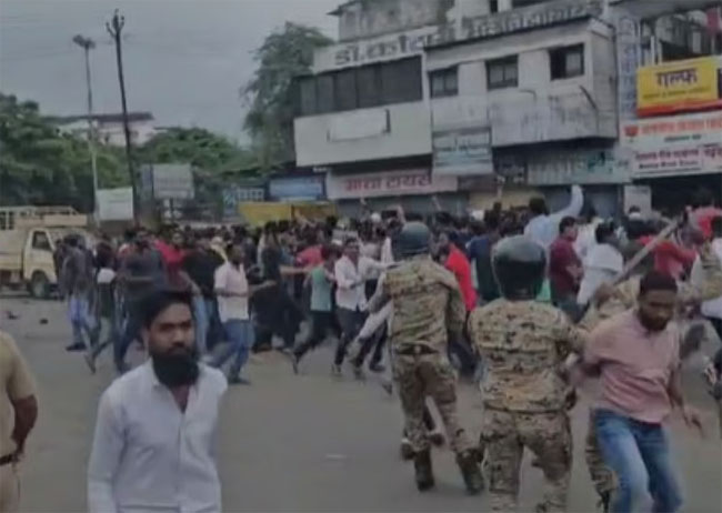 फोटो: अहिल्यानगर में प्रदर्शनकारियों पर लाठीचार्ज करती पुलिस फोटो: अहिल्यानगर में प्रदर्शनकारियों पर लाठीचार्ज करती पुलिस