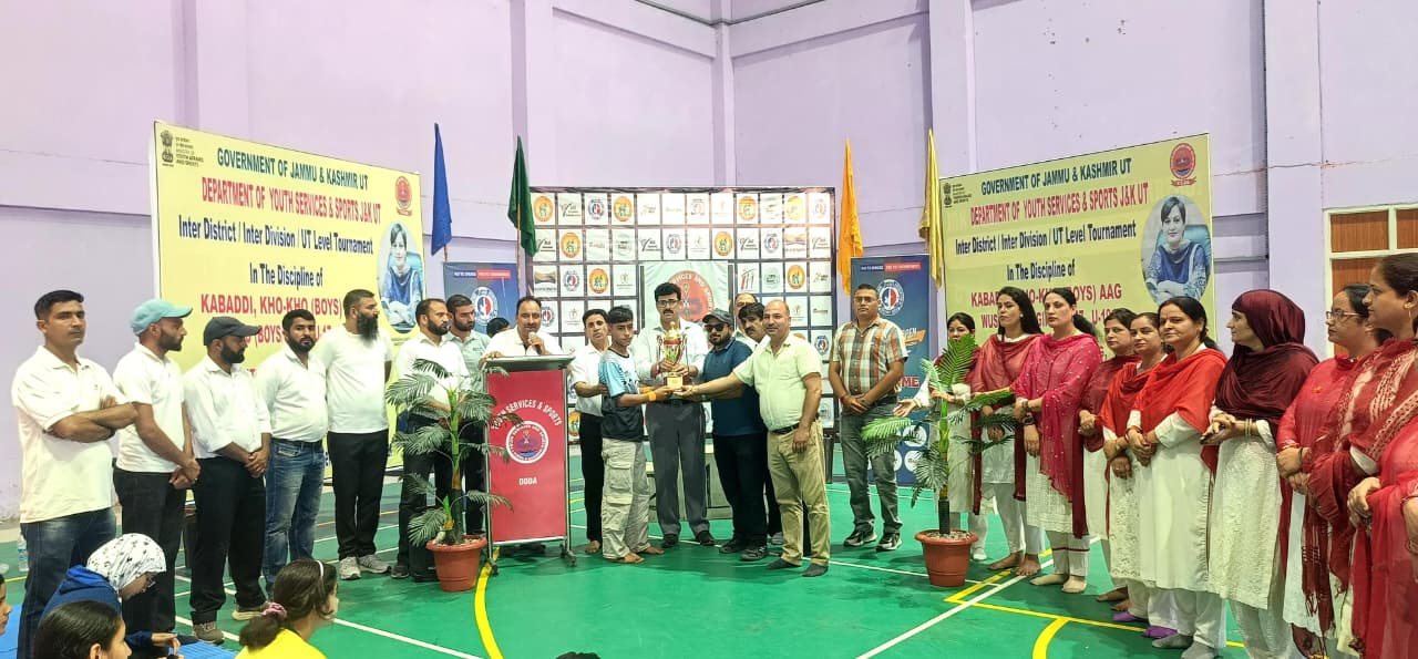 विजेताआें काे टराफी देते अतिथिगण आर अनय्