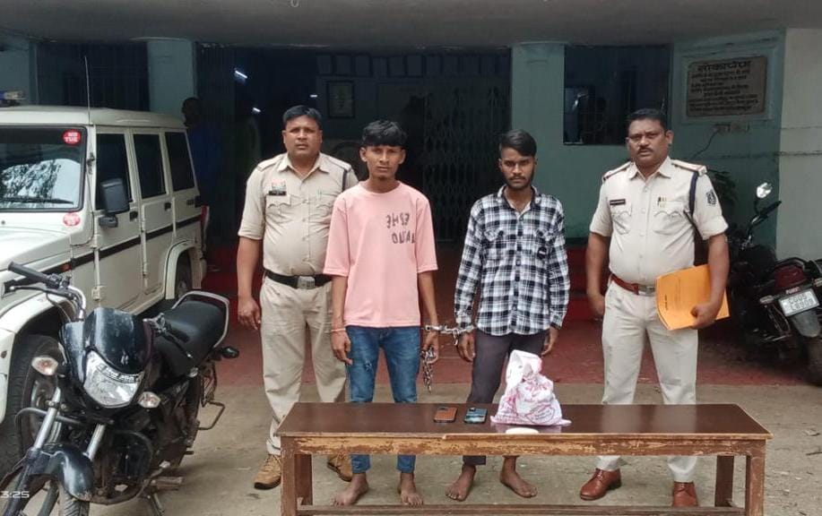 जब्त सामग्री के साथ आरोपित।