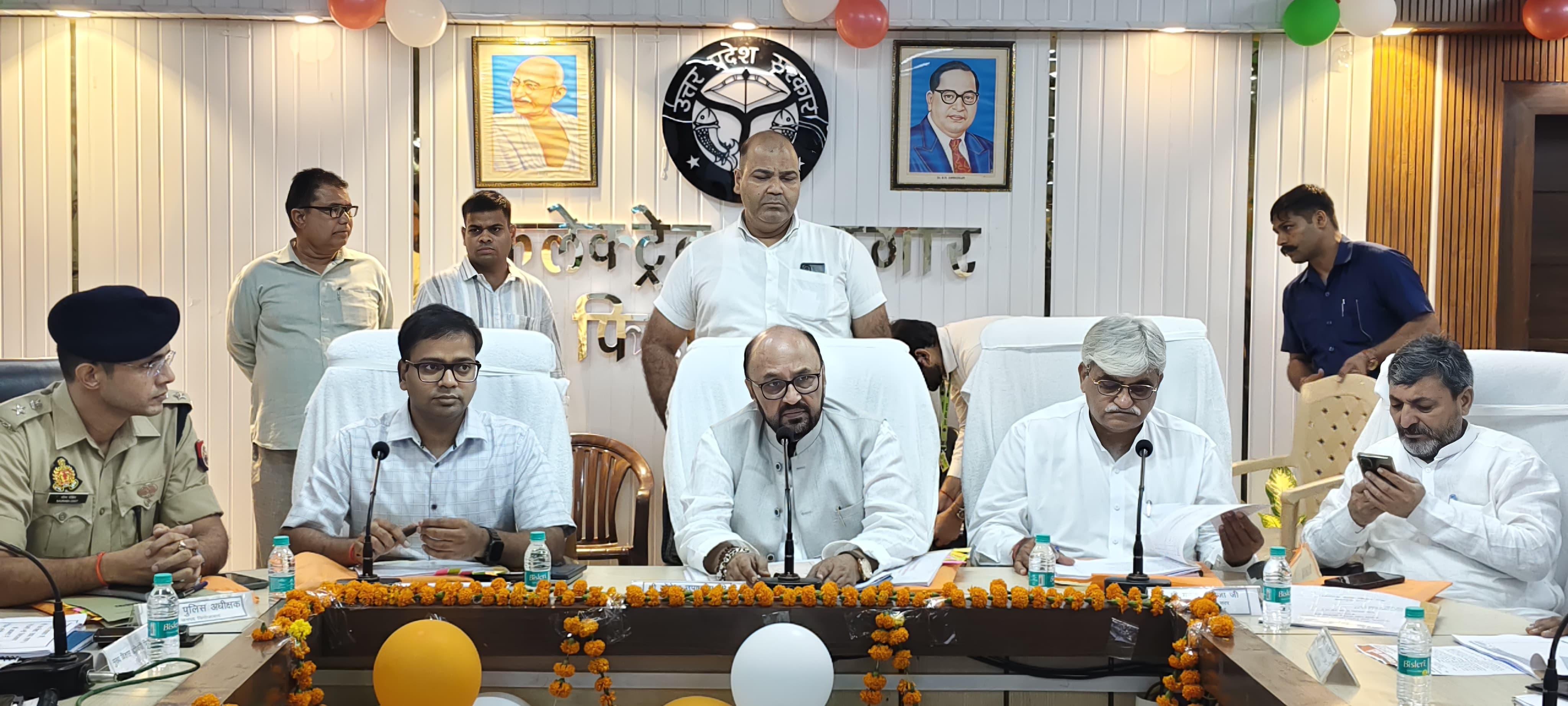 बैठक लेते प्रभारी मंत्री योगेंद्र उपाध्याय बैठक लेते प्रभारी मंत्री योगेंद्र उपाध्याय