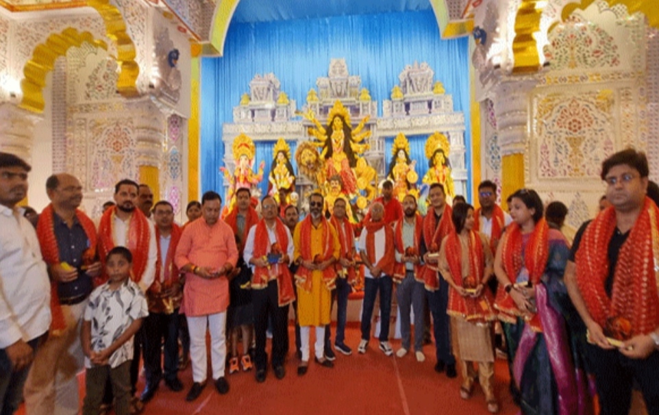 डॉक्टर को सम्मानित करते हुए डॉक्टर को सम्मानित करते हुए