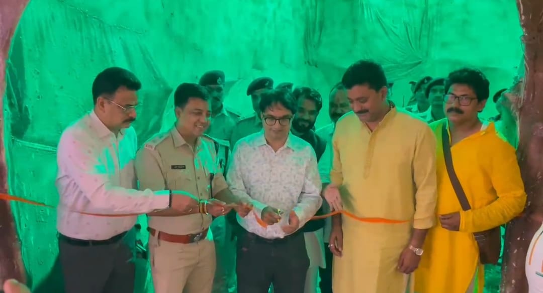 उद्घाटन करते डीसी एसपी उद्घाटन करते डीसी एसपी