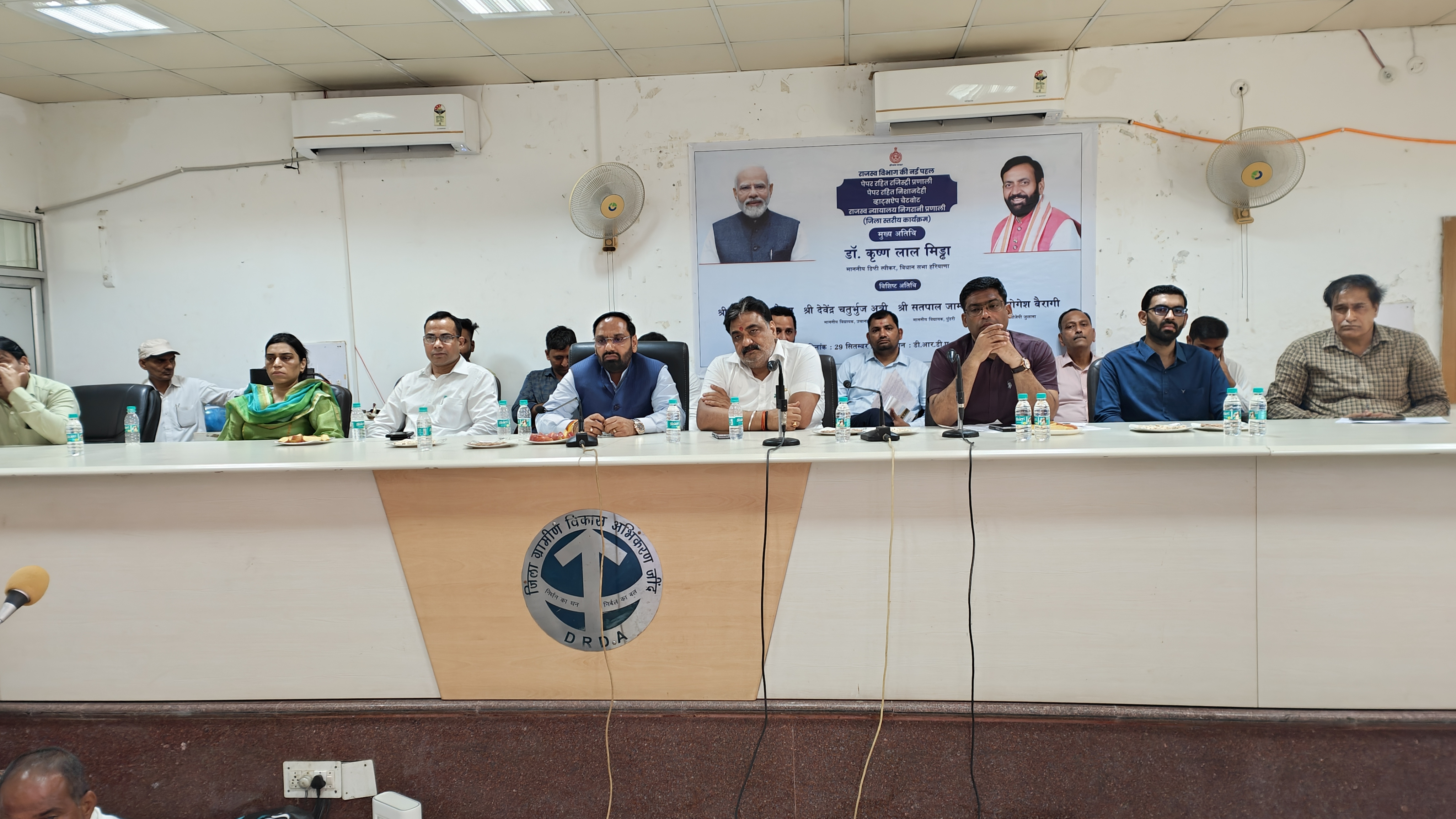सीएम का लाइव कार्यक्रम देखते हुए। सीएम का लाइव कार्यक्रम देखते हुए।