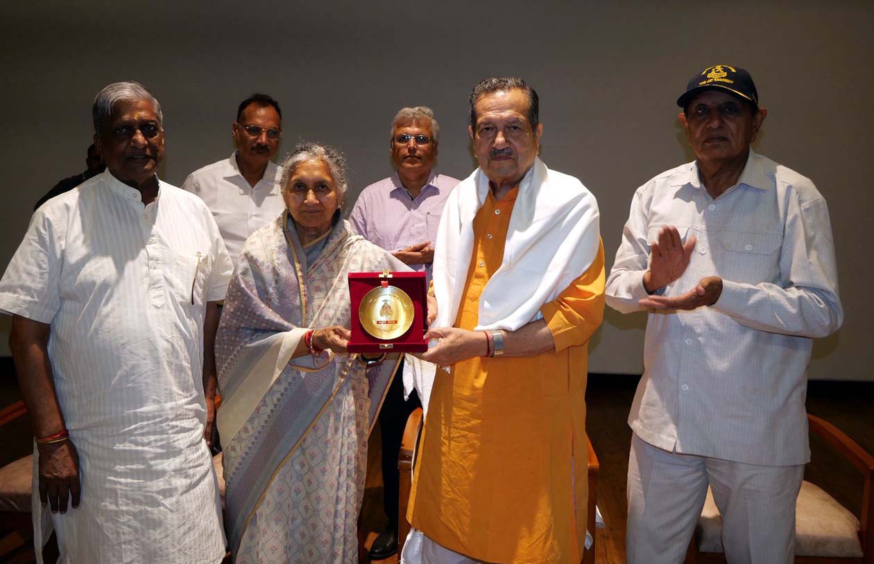 डॉ. इन्द्रेश कुमार को स्मृति चिन्ह भेंट करते विधायक सावित्री जिंदल व डॉ. डीपी वत्स। डॉ. इन्द्रेश कुमार को स्मृति चिन्ह भेंट करते विधायक सावित्री जिंदल व डॉ. डीपी वत्स।