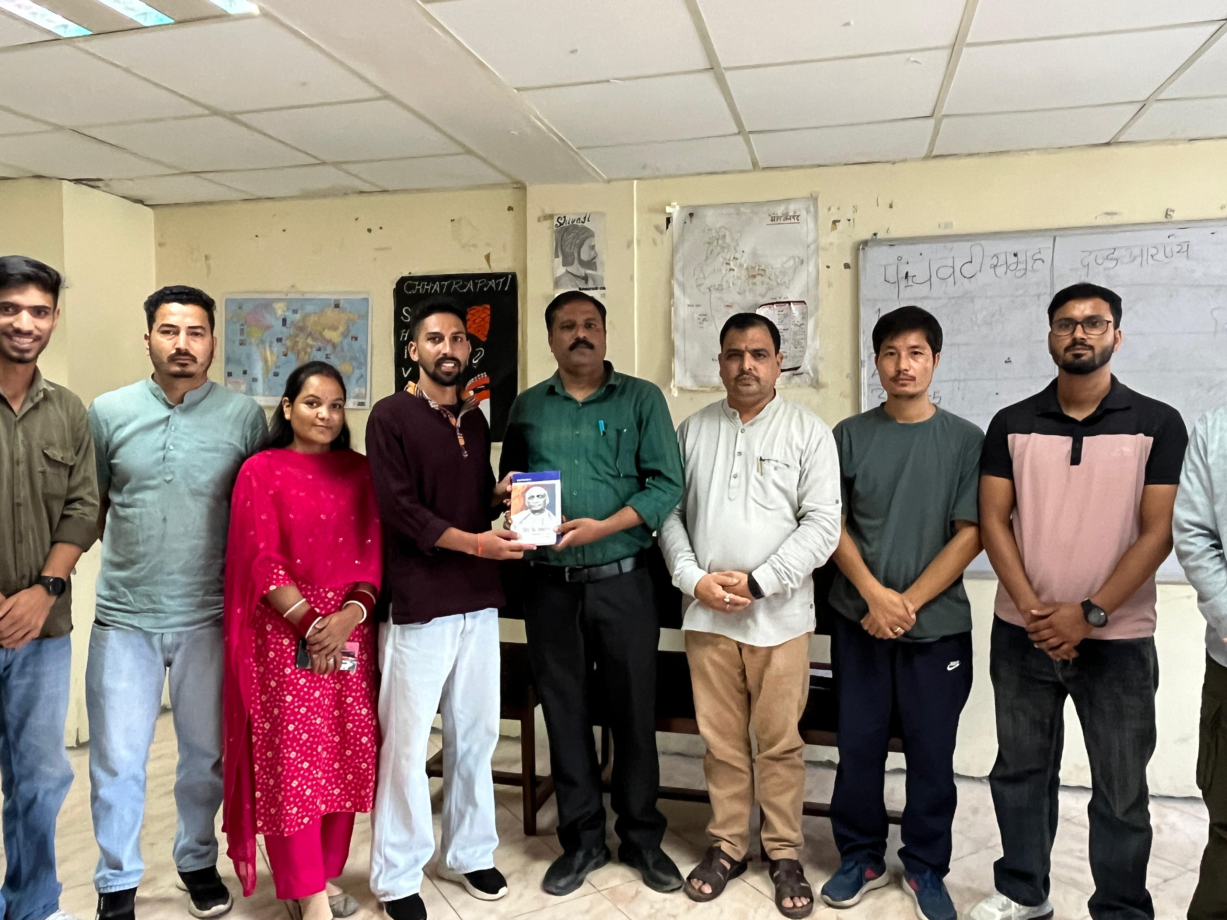 सरदार पटेल विश्वविद्यालय मंडी में प्रश्नोत्तरी प्रतियोगिता के विजेताओं को पुरस्कृत करते हुए।