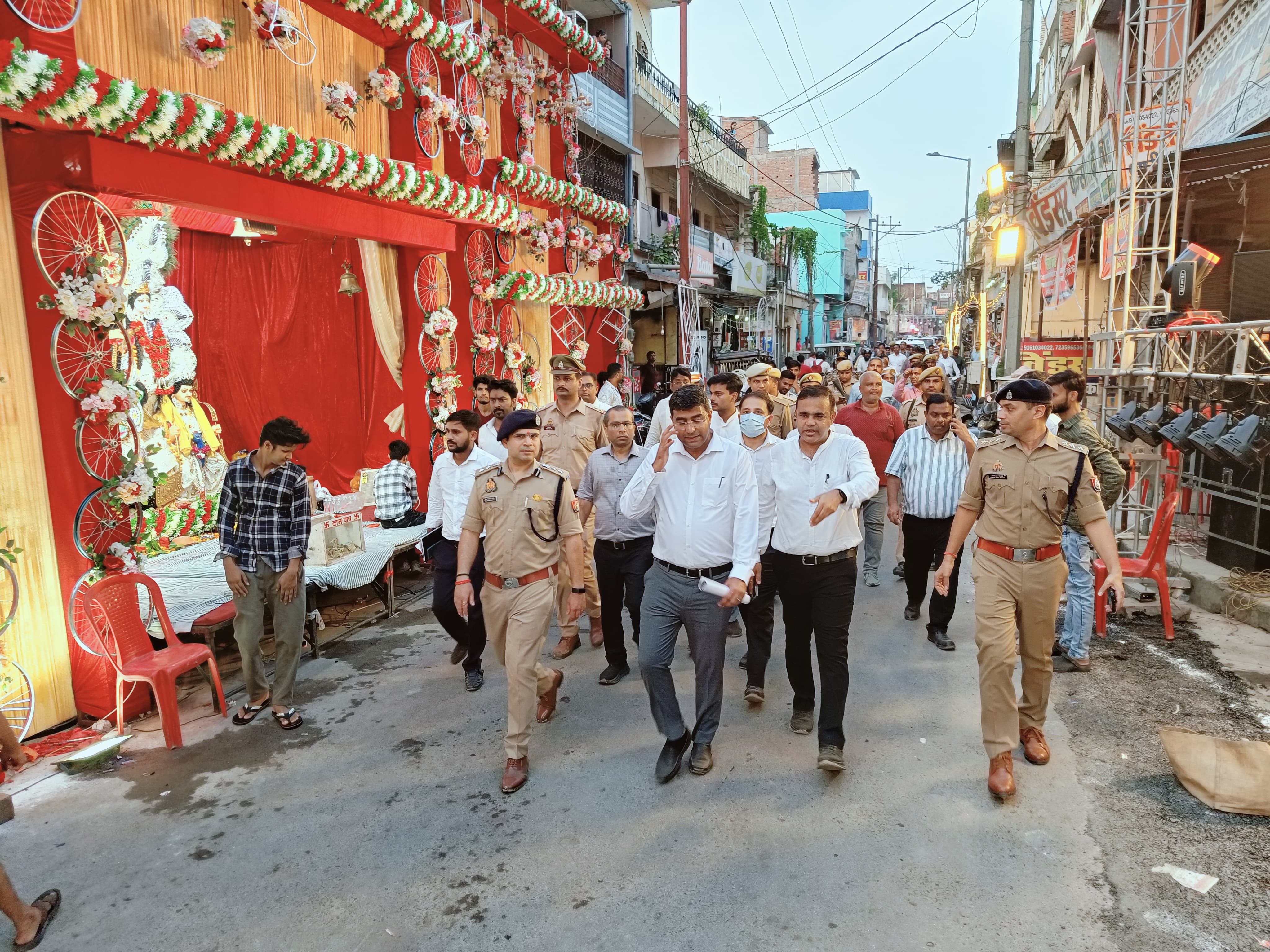 दुर्गापूजा व दशहरा को लेकर मंडलायुक्त, डीआईजी, डीएम और एसएसपी ने किया पैदल गश्त, सुरक्षा व्यवस्था का लिया जायजा*