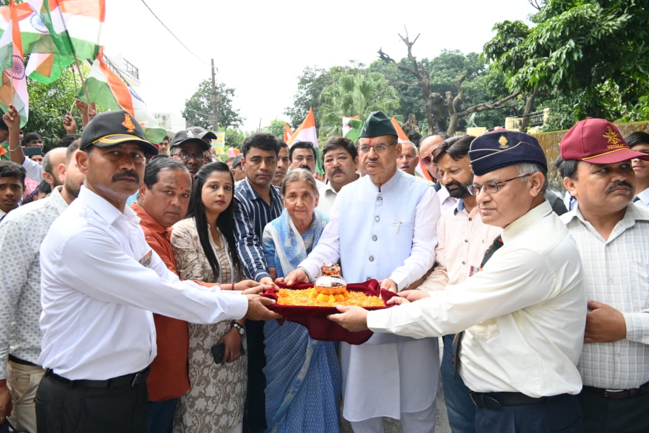 शहीद के आंगन की मिट्टी का संग्रह करते जोशी। शहीद के आंगन की मिट्टी का संग्रह करते जोशी।
