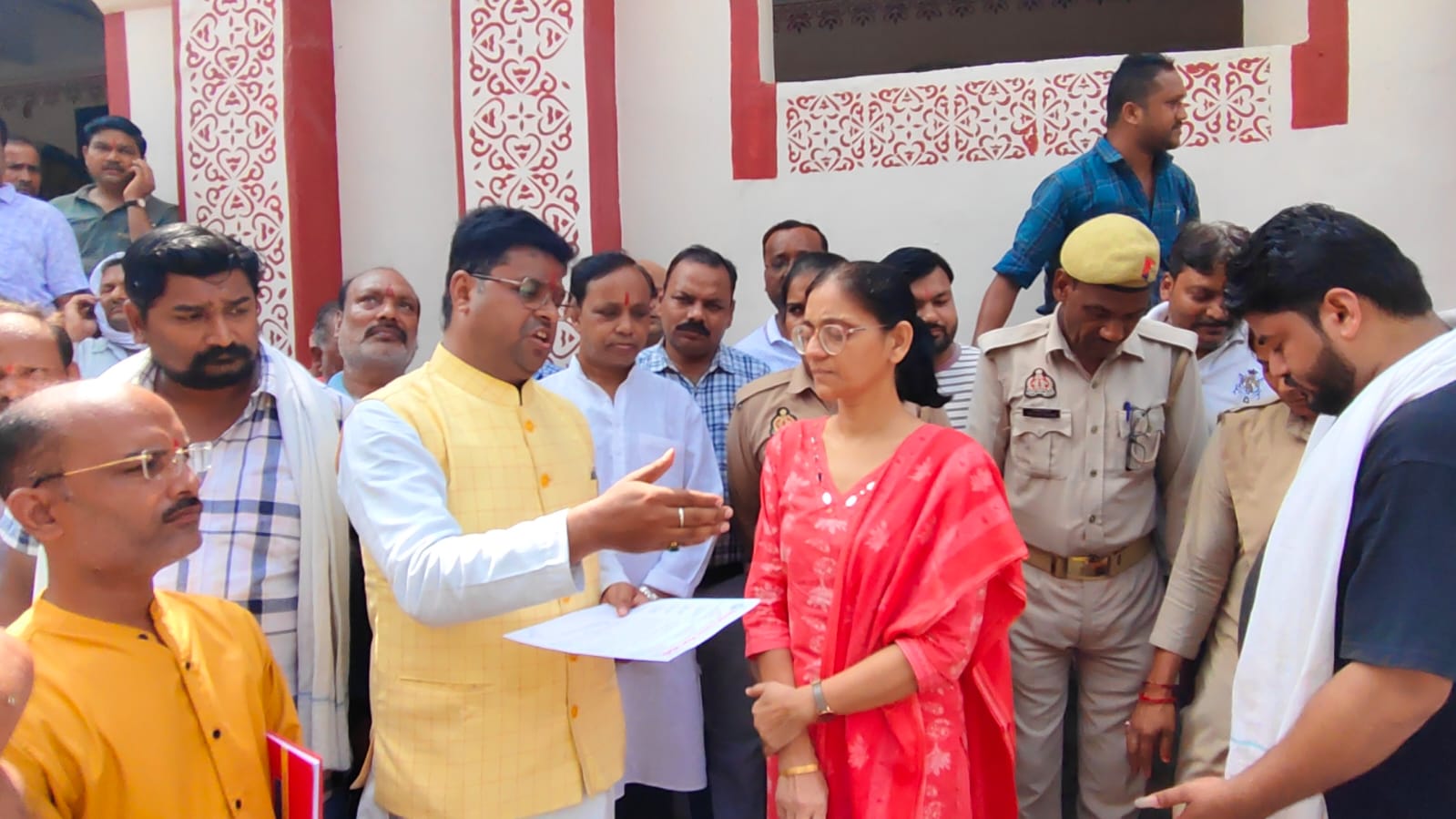 विज्ञापन देते व्यापारी