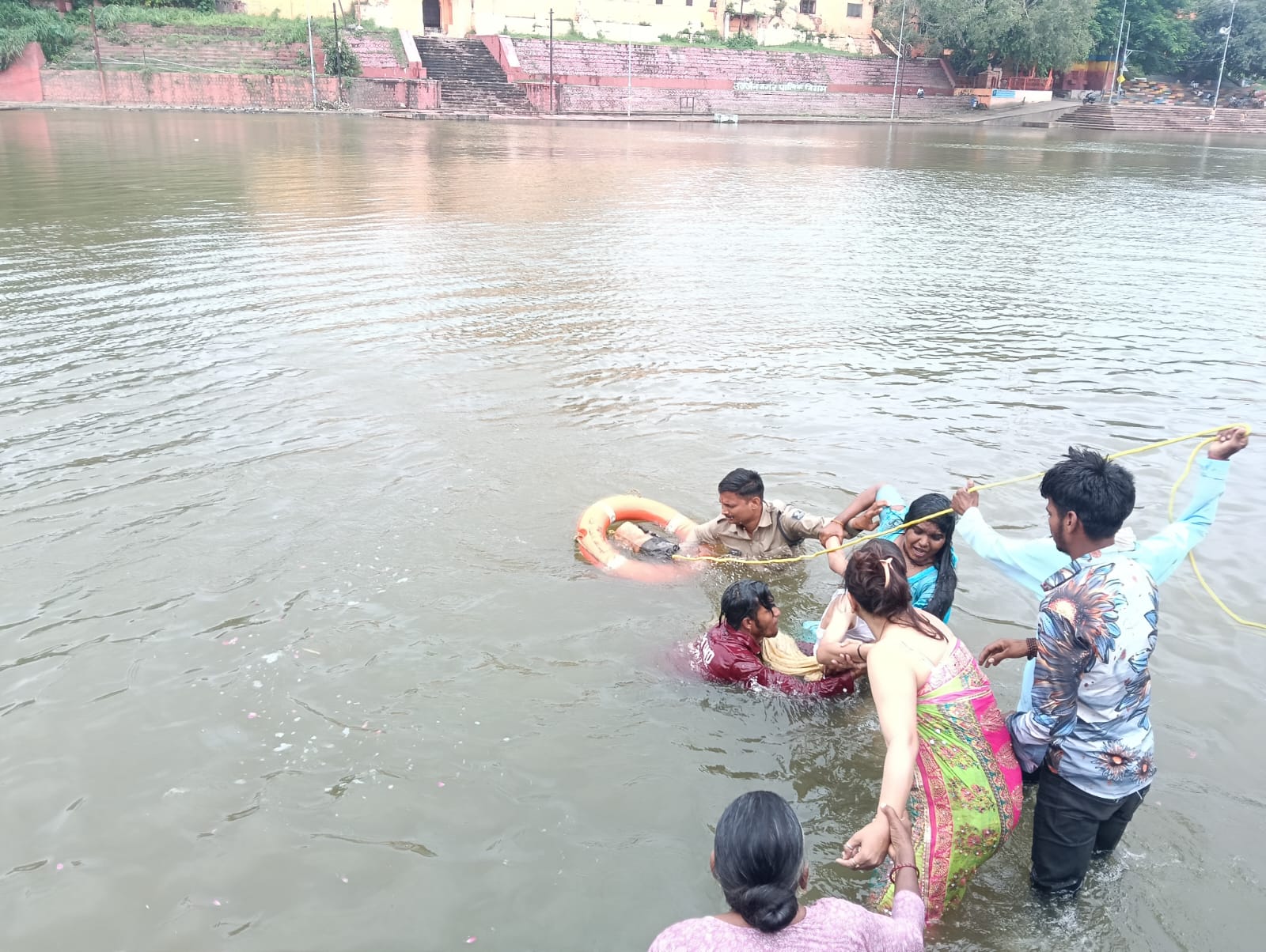 होमगार्ड सैनिक ने रामघाट पर डूब रहे हरियाणा के बच्चे को डूबने से बचाया होमगार्ड सैनिक ने रामघाट पर डूब रहे हरियाणा के बच्चे को डूबने से बचाया