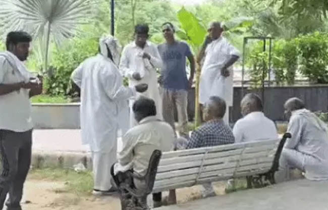 सोनीपत: खानपुर पीजीआई में पोस्टमार्ट के बाद शव लेने पहुंचे परिजन सोनीपत: खानपुर पीजीआई में पोस्टमार्ट के बाद शव लेने पहुंचे परिजन