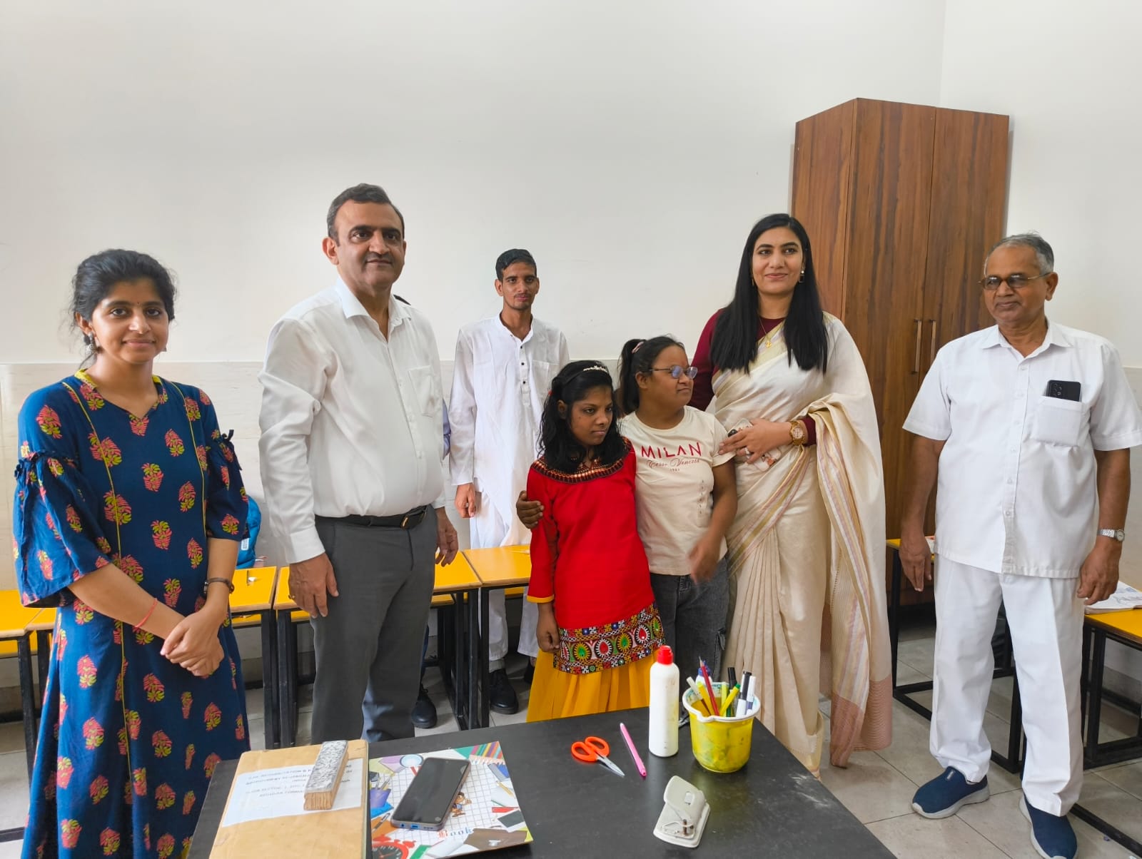 बच्चों से बातचीत करते जिला एवं सत्र न्यायाधीश नरेंद्र सूरा। बच्चों से बातचीत करते जिला एवं सत्र न्यायाधीश नरेंद्र सूरा।