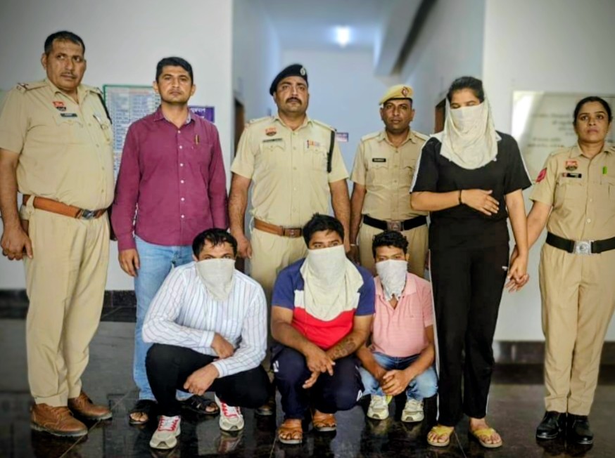 पुलिस हिरासत में कथित महिला पत्रकार किरण वह उसके साथी पुलिस हिरासत में कथित महिला पत्रकार किरण वह उसके साथी