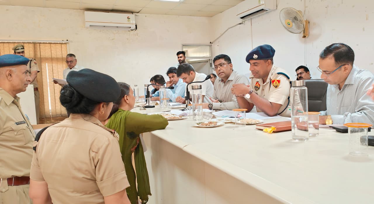 जिला परिवेदना समिति की बैठक में आमजन की शिकायत सुनते डीसी मोहम्मद इमरान रजा।