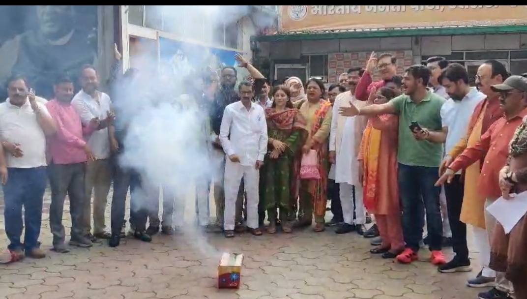 मध्य प्रदेश मुख्यालय में पार्टी कार्यकर्ता जश्न मनाते।
