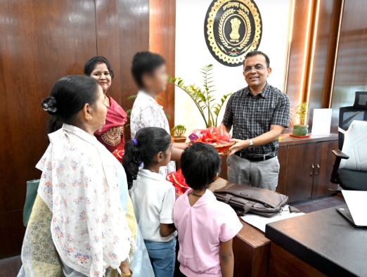 प्रधानमंत्री केयर फॉर चिल्ड्रन योजना के लाभान्वित बच्चें कलेक्टर से मिलकर हुए उत्साहित प्रधानमंत्री केयर फॉर चिल्ड्रन योजना के लाभान्वित बच्चें कलेक्टर से मिलकर हुए उत्साहित