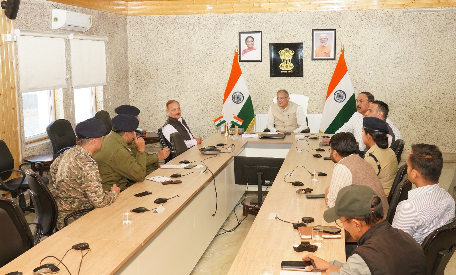 लद्दाख में मौजूदा कानून-व्यवस्था की स्थिति का आकलन करने के लिए एक उच्च-स्तरीय समीक्षा बैठक की