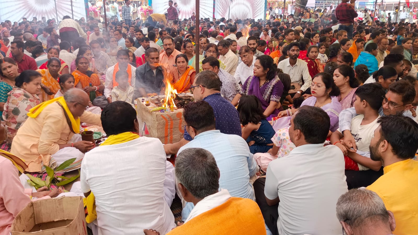 अंगारमोती धाम में हवन-पूजन करते श्रद्धालु। अंगारमोती धाम में हवन-पूजन करते श्रद्धालु।