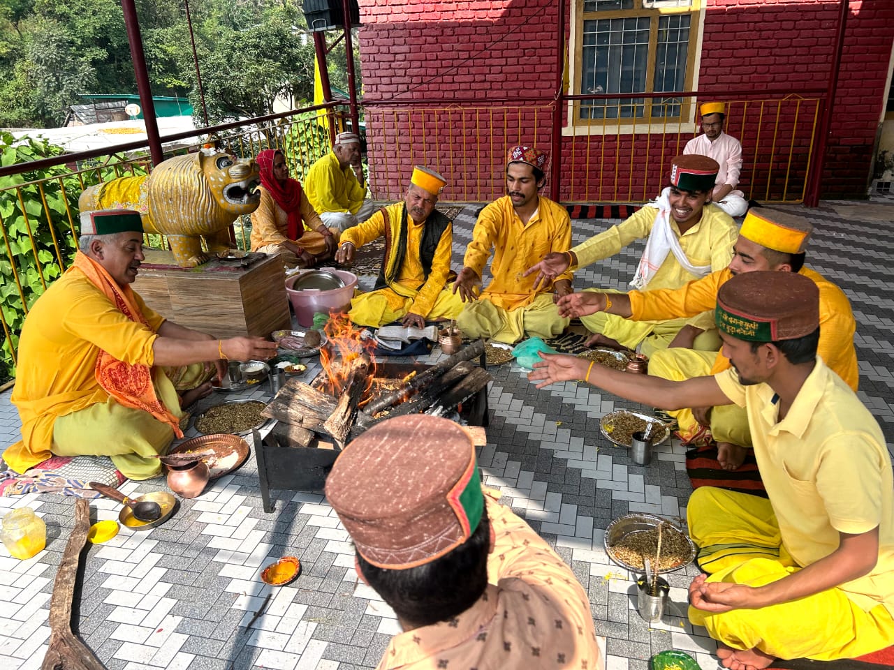 बगलामुखी मंदिर में आयोजित धार्मिक अनुष्ठान के दौरान। बगलामुखी मंदिर में आयोजित धार्मिक अनुष्ठान के दौरान।
