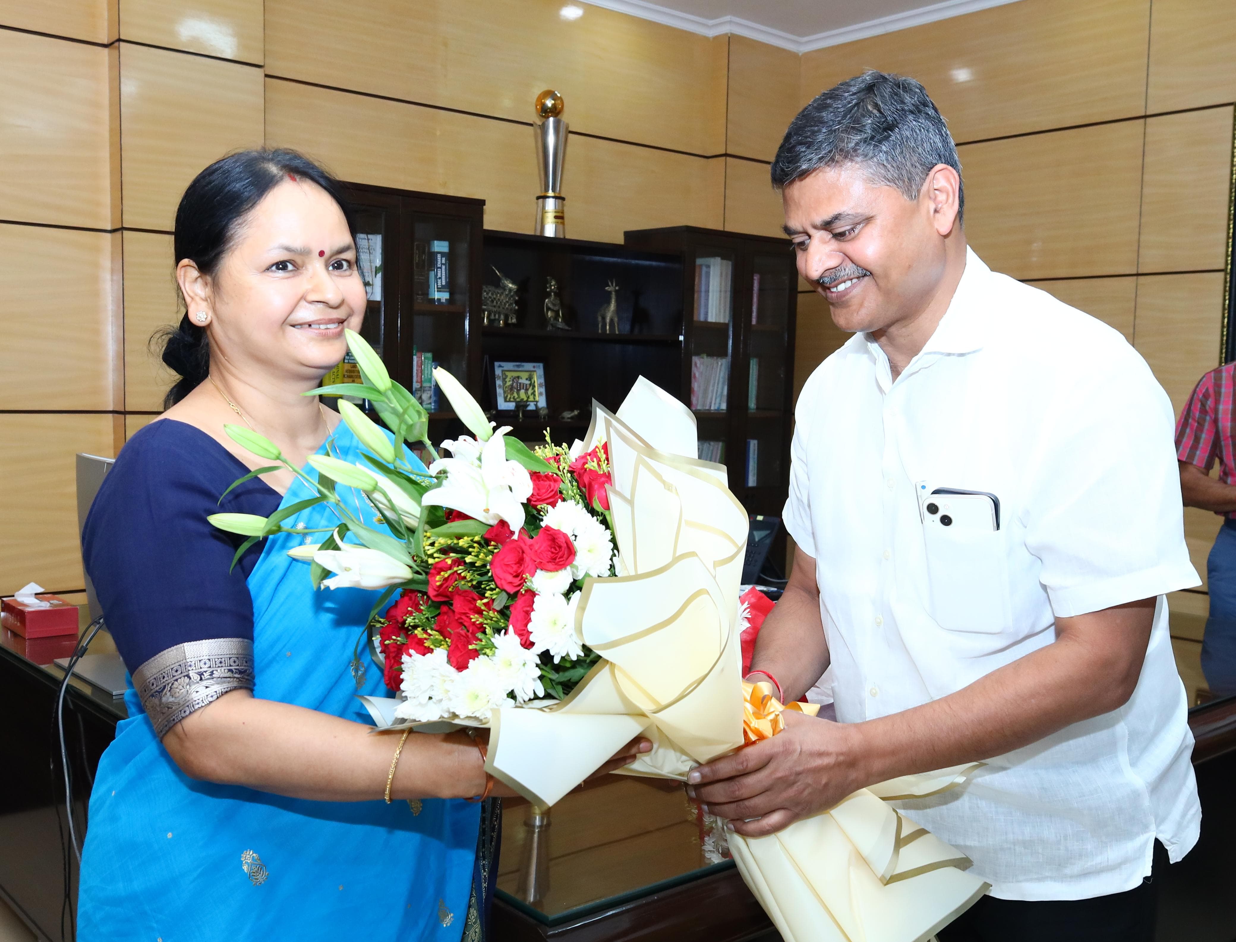 पूर्व मुख्य सचिव और निवर्तमान मुख्य सचिन पूर्व मुख्य सचिव और निवर्तमान मुख्य सचिन