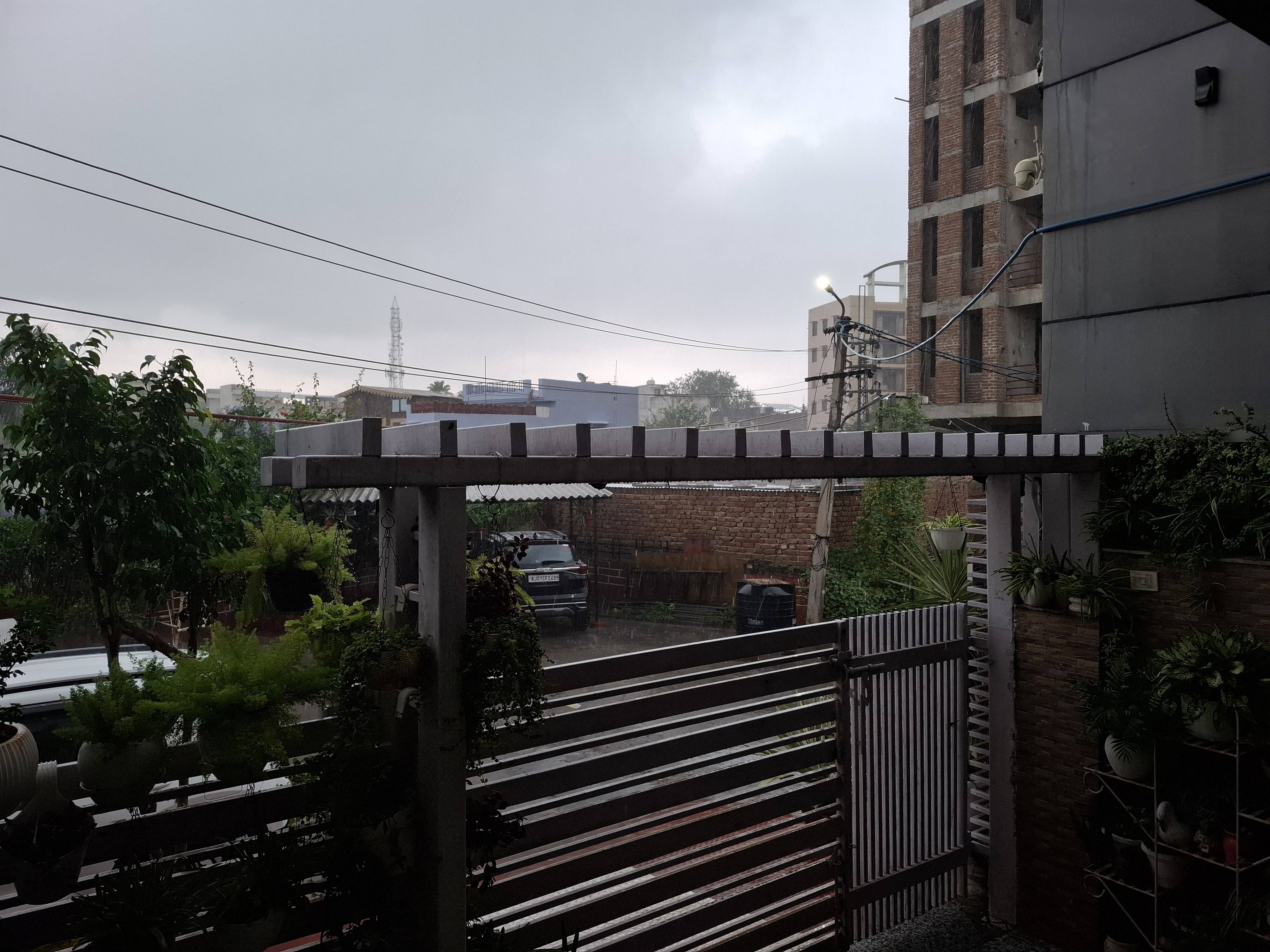 मौसम पलटा, पारा गिरा, झमाझम बरसात हुई मौसम पलटा, पारा गिरा, झमाझम बरसात हुई