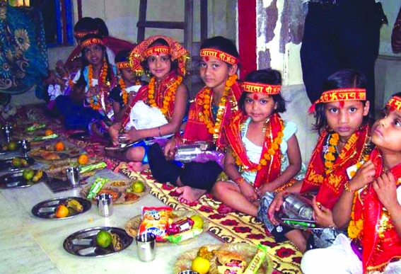 कन्या पूजन करते हुए कन्या पूजन करते हुए