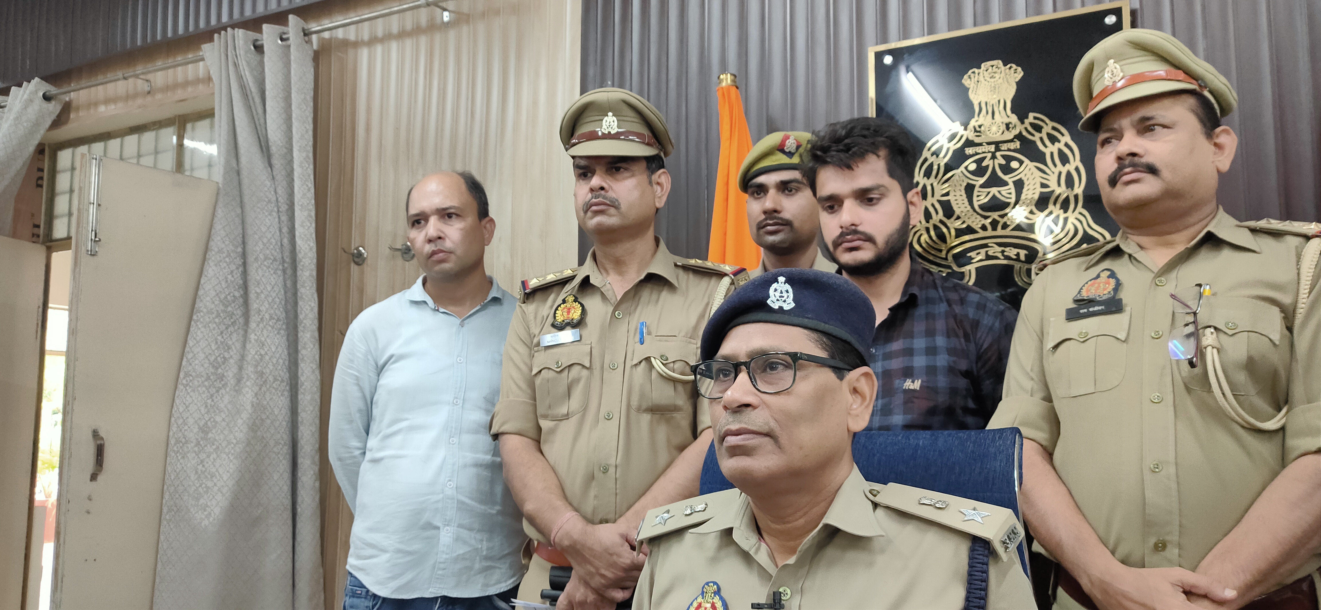 1 करोड़ 64 लाख की साइबर ठगी के आरोप में गिरफ्तार आरोपित आकिब जावेद शव जानकारी देते एसपी अपराध।