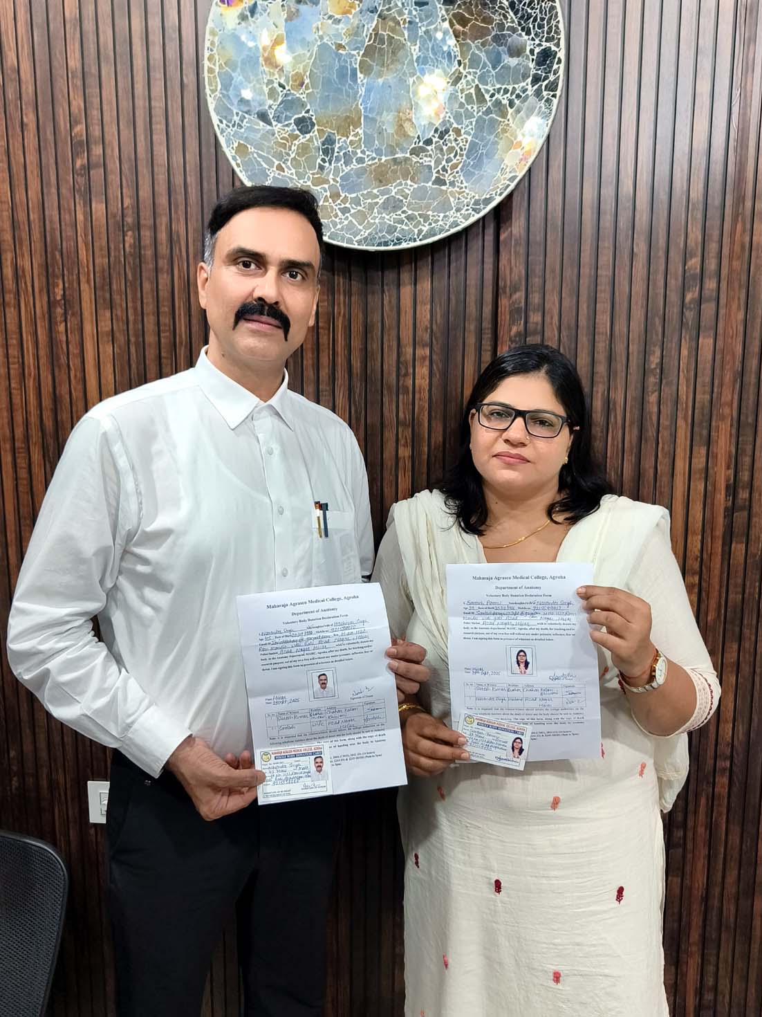 देहदान के लिए औपचारिकता पूरी करते एडवोकेट नरेंद्र पानी व संतोष पानू। देहदान के लिए औपचारिकता पूरी करते एडवोकेट नरेंद्र पानी व संतोष पानू।