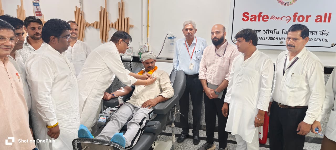 बाढ़सा कैंसर इंस्टीटयूट में सेवा पखवाड़े के तहत रक्तदान शिविर में रक्तदाता के सम्मानित करते ओम प्रकाश धनखड़। बाढ़सा कैंसर इंस्टीटयूट में सेवा पखवाड़े के तहत रक्तदान शिविर में रक्तदाता के सम्मानित करते ओम प्रकाश धनखड़।