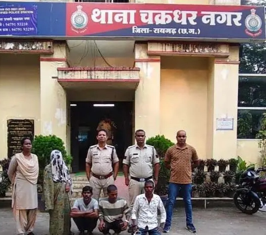 पुलिस के गिरफ्त में आरोपीगण