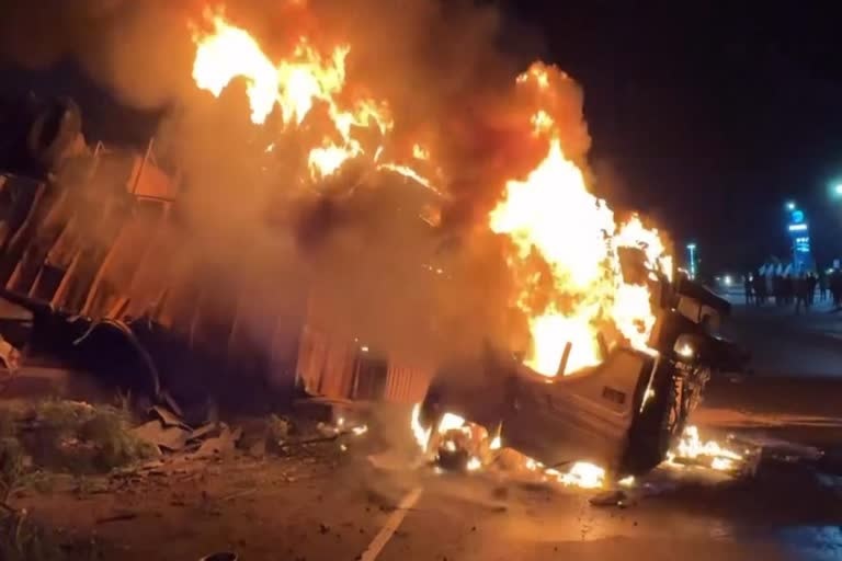 ट्रक और ट्रेलर में टक्कर के बाद लगी भीषण आग में चालक जिंदा जला ट्रक और ट्रेलर में टक्कर के बाद लगी भीषण आग में चालक जिंदा जला