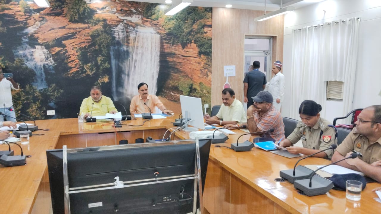 मंडलीय सड़क सुरक्षा समिति की बैठक को सम्बोधित करते परिवहन मंत्री दयाशंकर सिंह