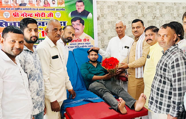 सोनीपत: रक्तदाता को सम्मानित करते हुए आयोजक