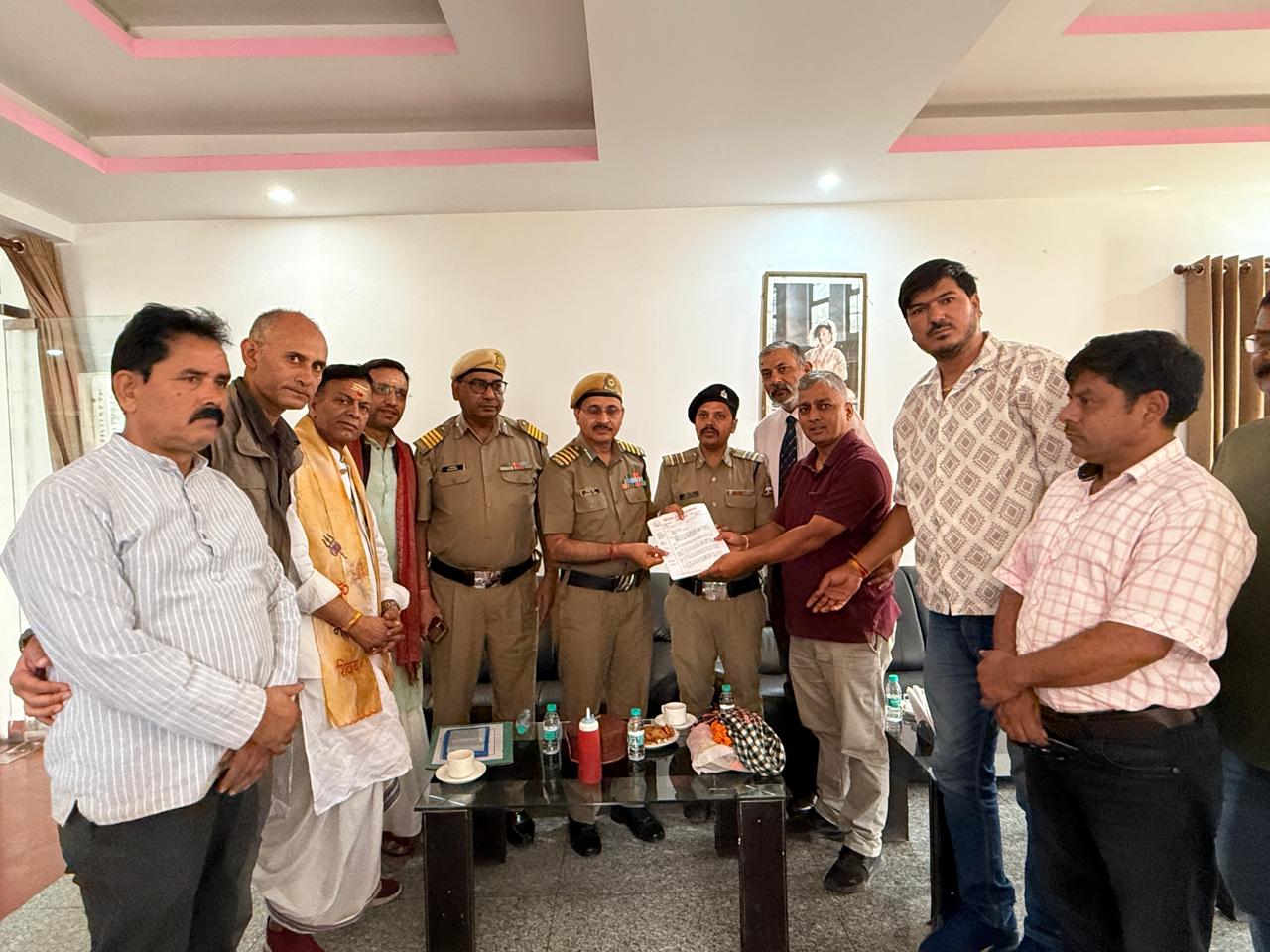 बीआरओ को ज्ञापन सौंपते हुए चार धाम यात्रा से जुड़े संगठन