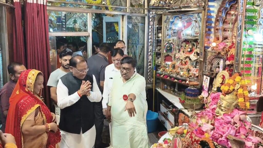 मुख्यमंत्री मां भवानी के मंदिर में दर्शन करते हुए मुख्यमंत्री मां भवानी के मंदिर में दर्शन करते हुए