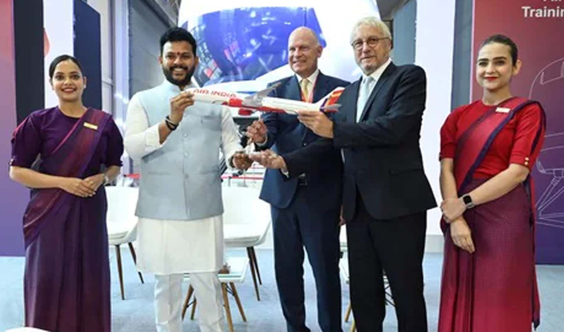 गुरुग्राम में एयर इंडिया व एयर बस की ओर से सांझा तौर पर शुरू किये गये पायलट ट्रेनिंग सेंटर के उद्घाटन अवसर पर मुख्य अतिथि नागरिक उड्डयन मंत्री किंजरापु राममोहन नायडू को स्मृति चिन्ह भेंट करते अधिकारी।
