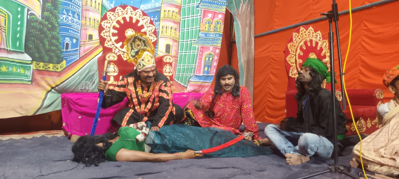 राम लीला में मंच पर पात्र अपना रोल करते हुए राम लीला में मंच पर पात्र अपना रोल करते हुए