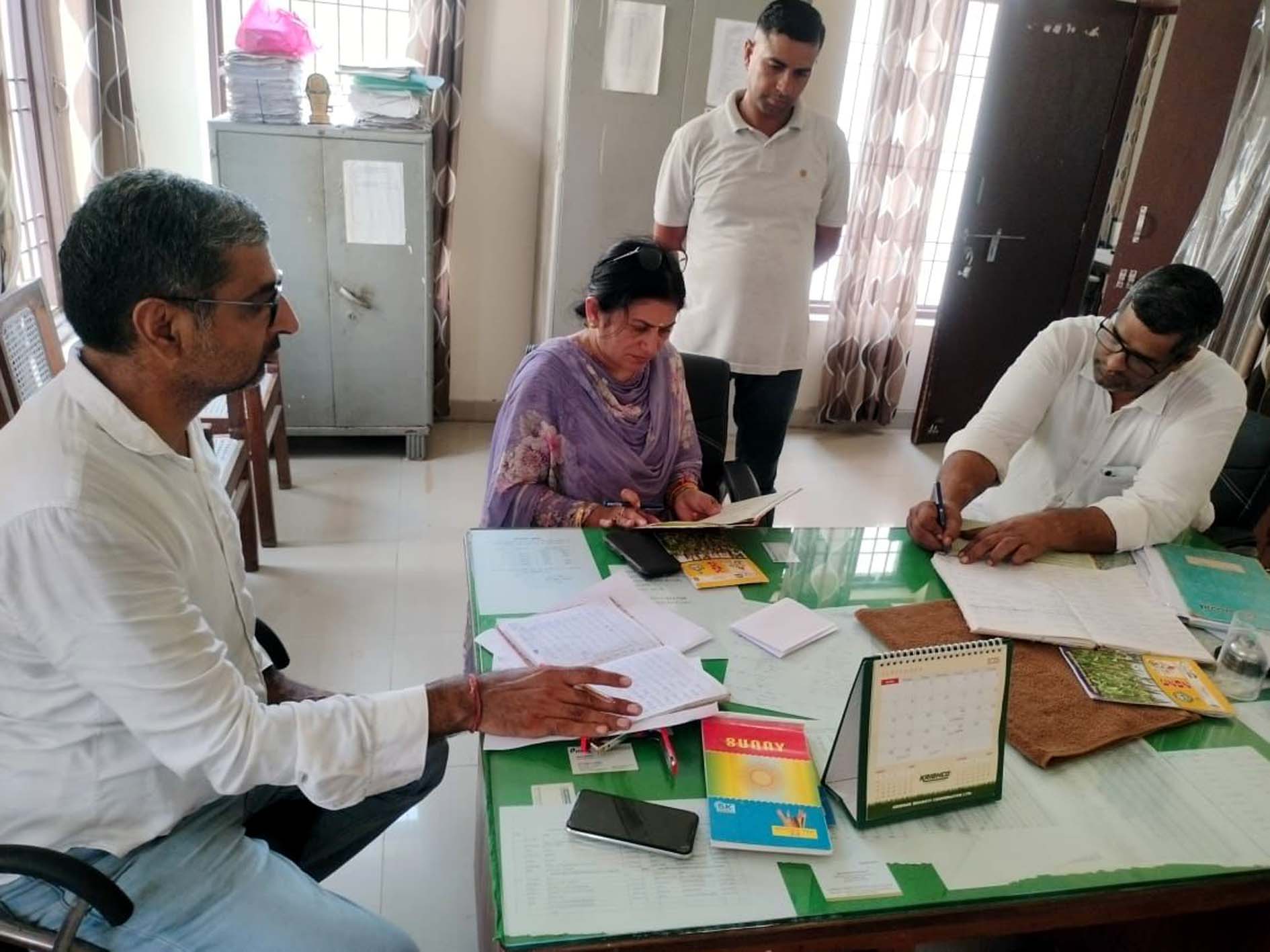 खंड कृषि अधिकारी कार्यालय में दस्तावेज की जांच करती सीएम फ्लाइंग टीम इंचार्ज सब इंस्पेक्टर सुनैना व अन्य। खंड कृषि अधिकारी कार्यालय में दस्तावेज की जांच करती सीएम फ्लाइंग टीम इंचार्ज सब इंस्पेक्टर सुनैना व अन्य।