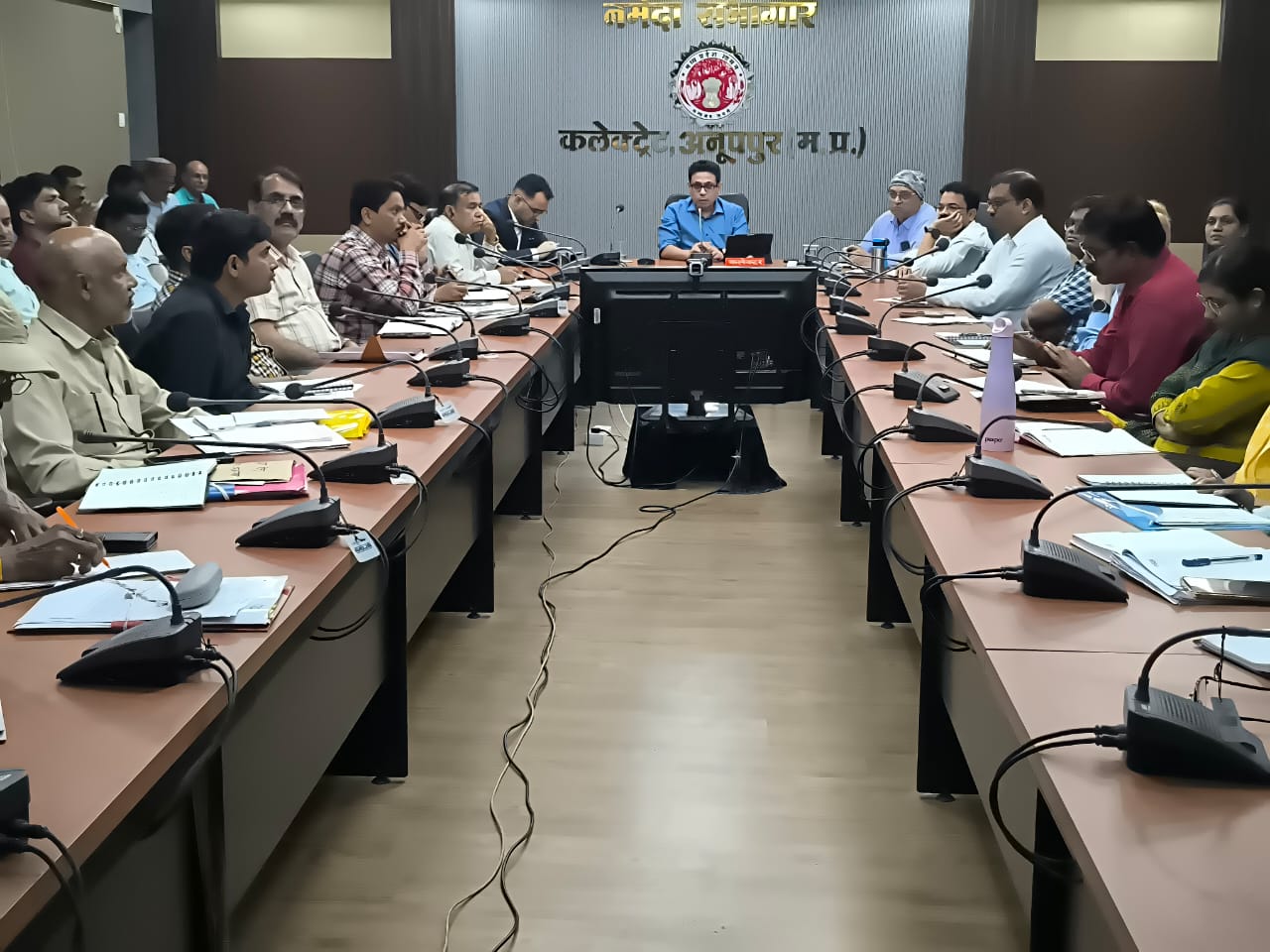 समीक्षा बैठक में समीक्षा बैठक में