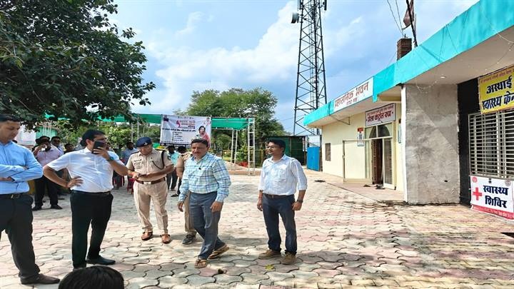 दतियाः कलेक्टर और पुलिस अधीक्षक ने किया रतनगढ़ माता मंदिर का निरीक्षण दतियाः कलेक्टर और पुलिस अधीक्षक ने किया रतनगढ़ माता मंदिर का निरीक्षण