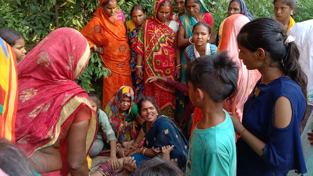 दरभंगा: मृतक के साथ बिलखते परिजन। दरभंगा: मृतक के साथ बिलखते परिजन।