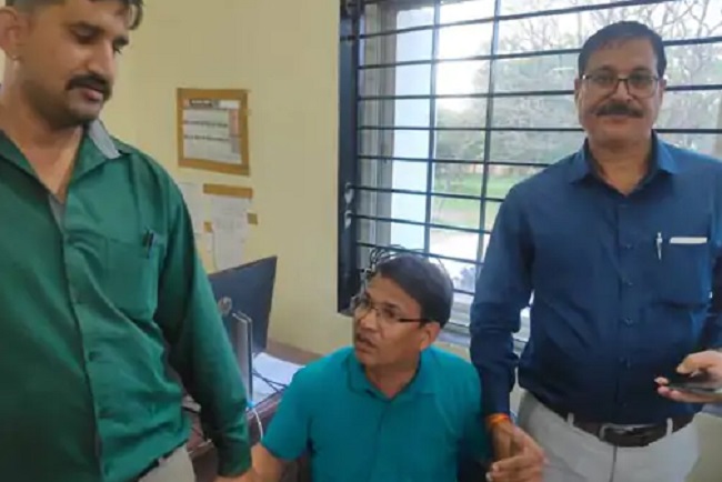 रिश्वत लेते रंगेहाथों किया गिरफ्तार