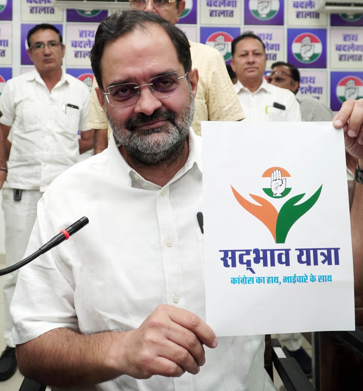 हिसार के पूर्व सांसद बृजेंद्र सिंह चंडीगढ़ में पत्रकारों से बातचीत करते हुुए
