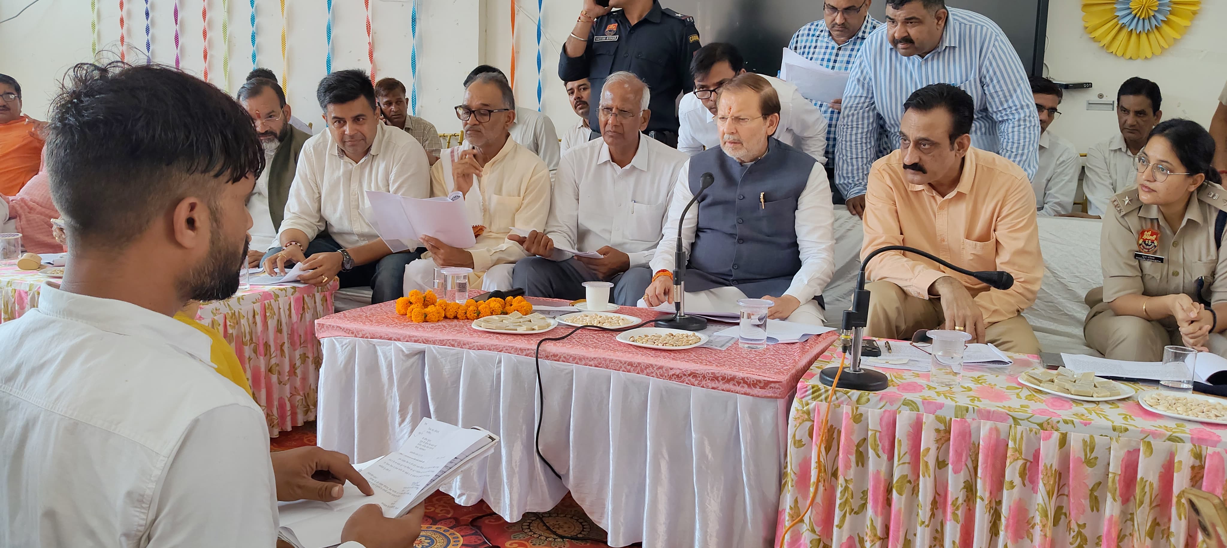 जन परिवेदना समिति की बैठक में नागरिकों की शिकायतें सुनते सहकारिता मंत्री डॉ अरविंद कुमार शर्मा।