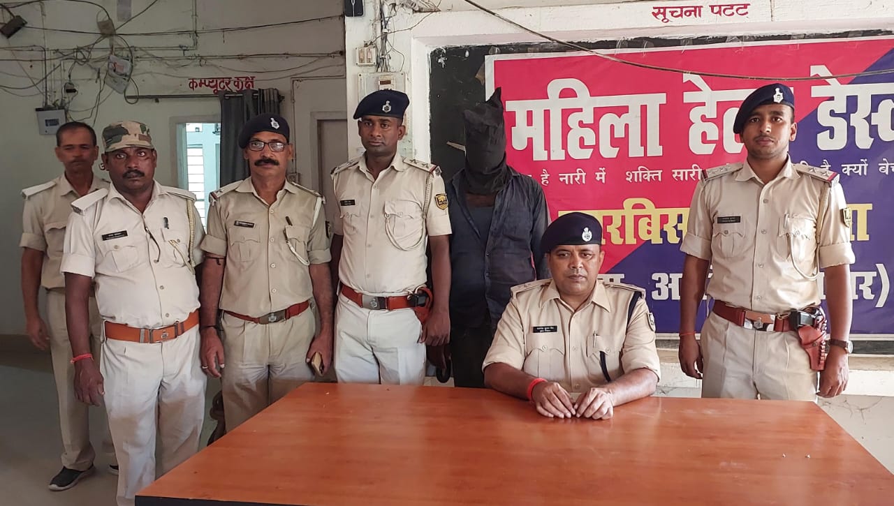 अररिया फोटो:गिरफ्तार स्मैक कारोबारी के साथ फारबिसगंज पुलिस अररिया फोटो:गिरफ्तार स्मैक कारोबारी के साथ फारबिसगंज पुलिस